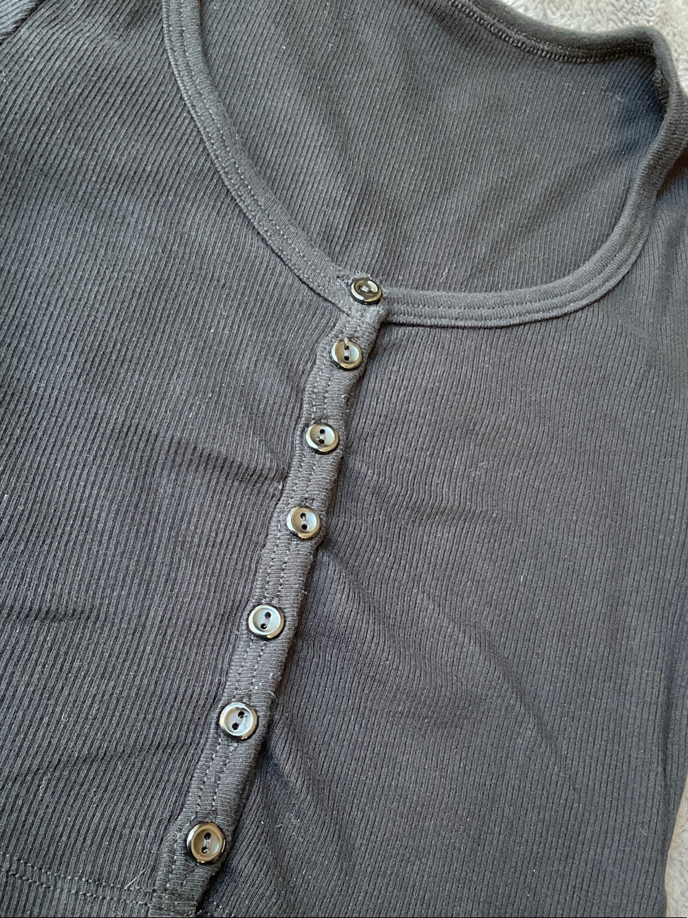 Black Ribbed Button-Front Crop Top - Picture 2 of 4